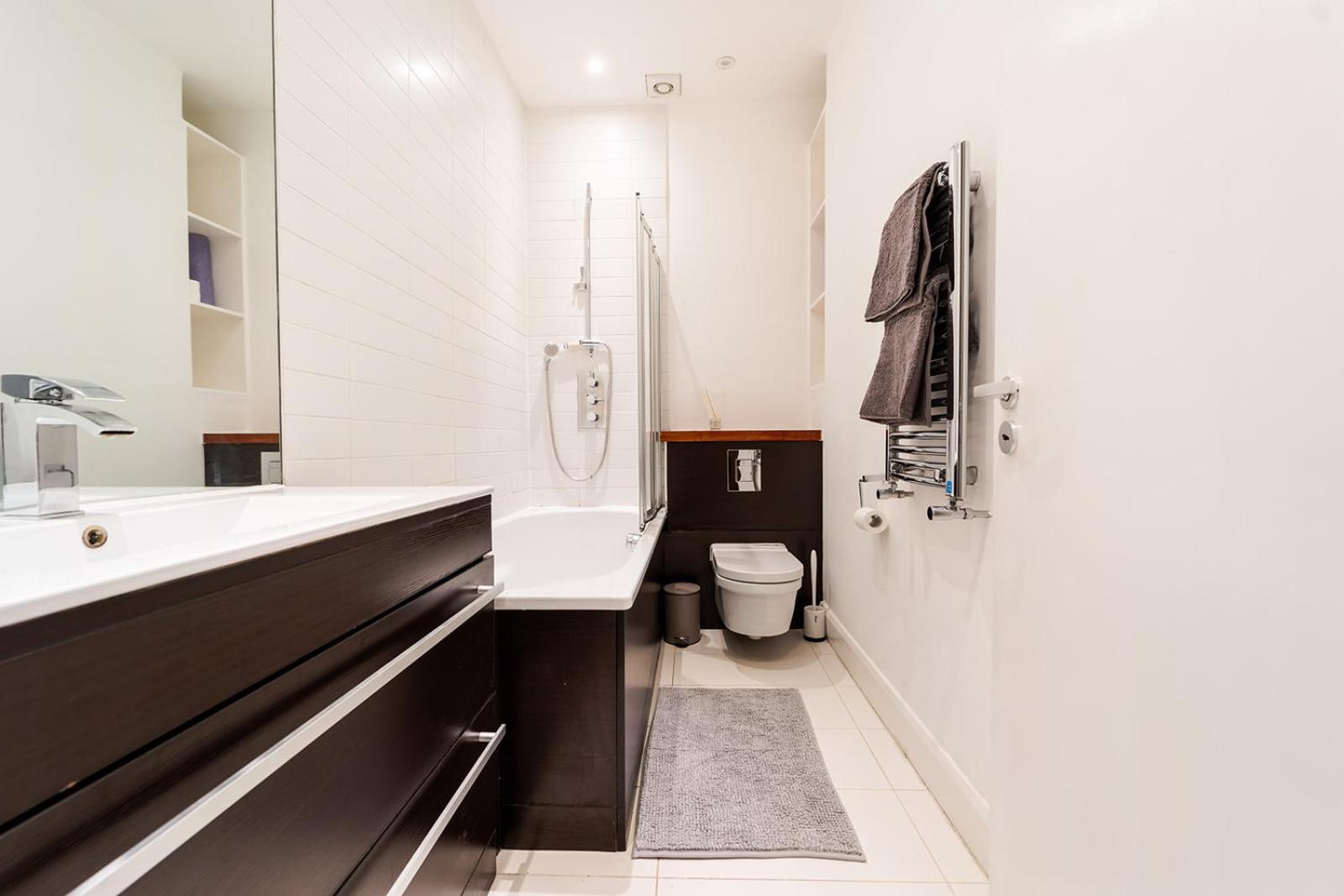 Spacious Apartment With A Balcony In Prime Location In Farringdon London Eksteriør bilde