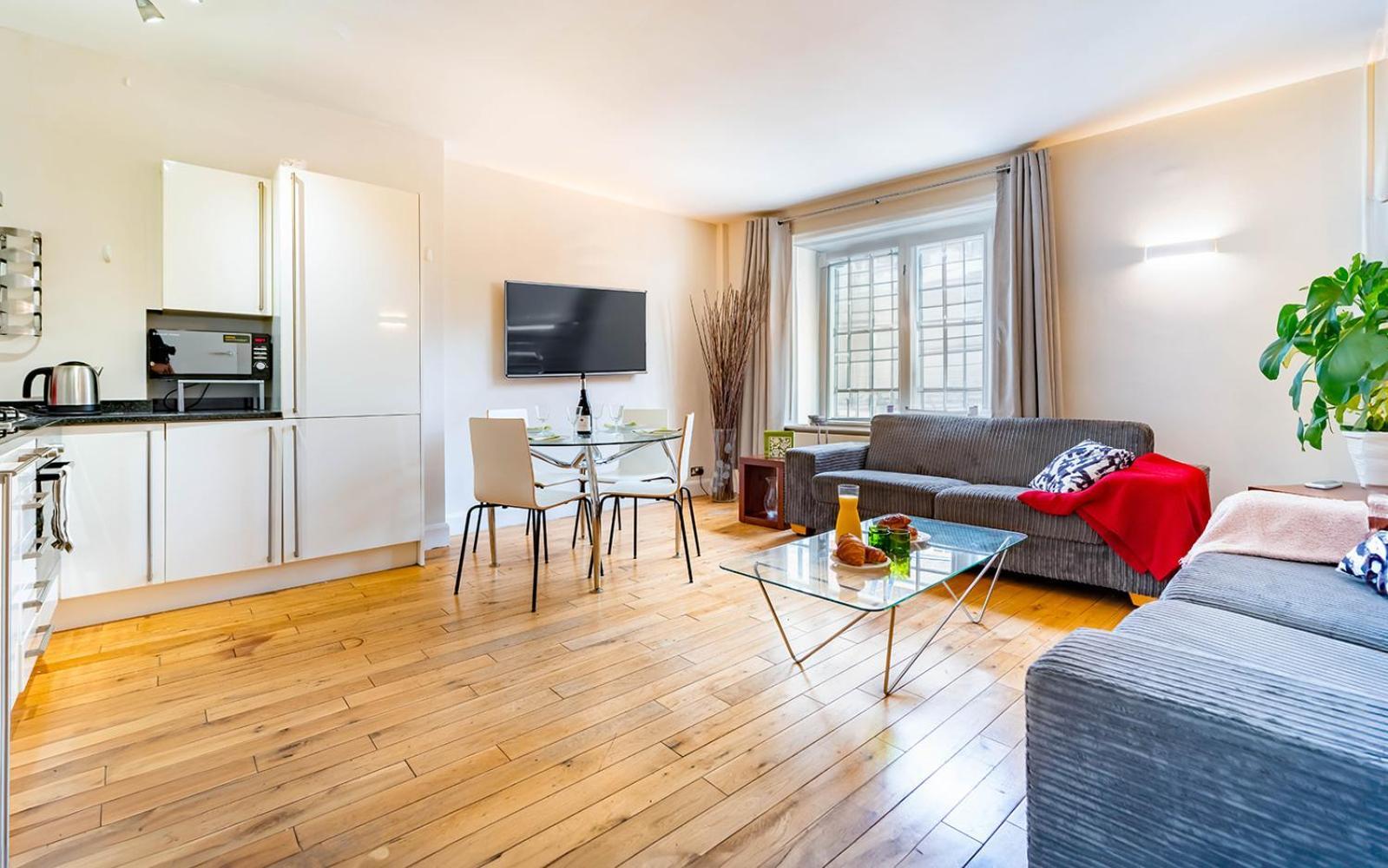 Spacious Apartment With A Balcony In Prime Location In Farringdon London Eksteriør bilde