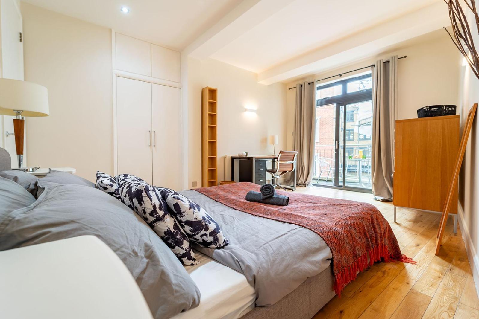 Spacious Apartment With A Balcony In Prime Location In Farringdon London Eksteriør bilde