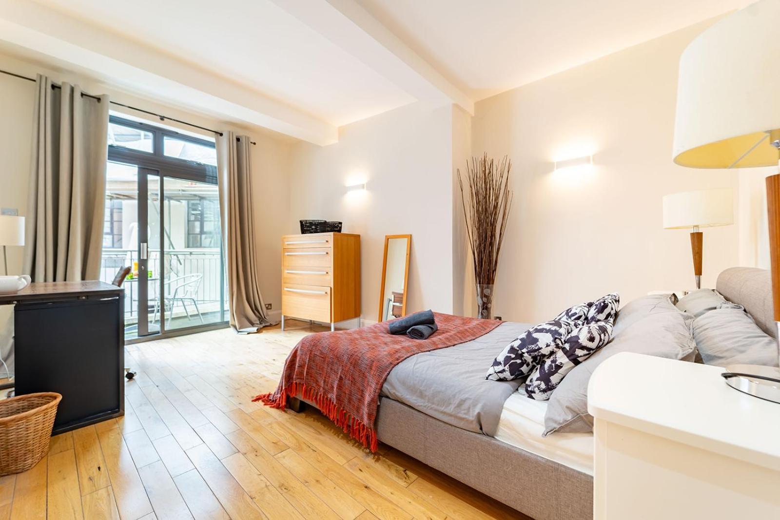 Spacious Apartment With A Balcony In Prime Location In Farringdon London Eksteriør bilde