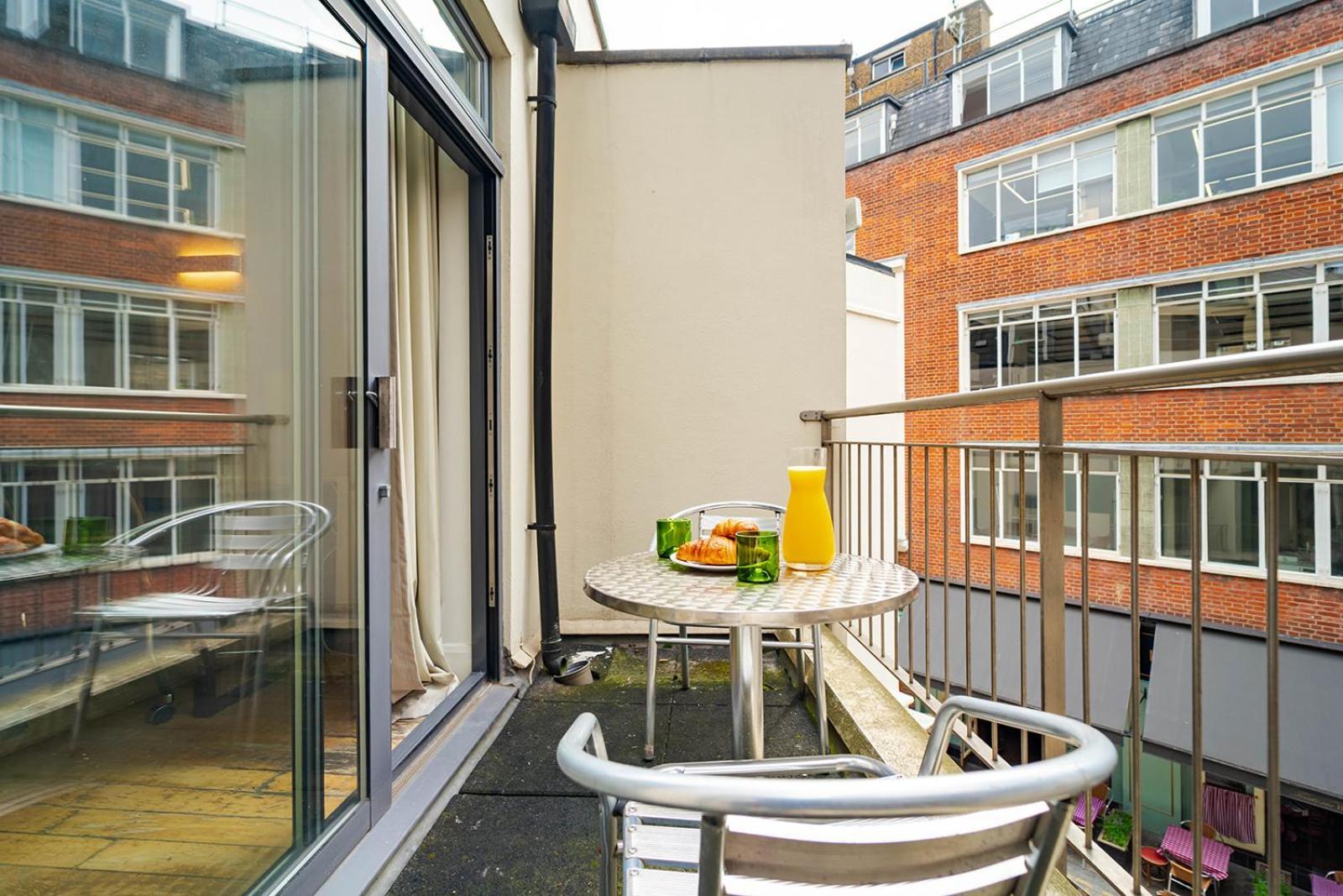 Spacious Apartment With A Balcony In Prime Location In Farringdon London Eksteriør bilde
