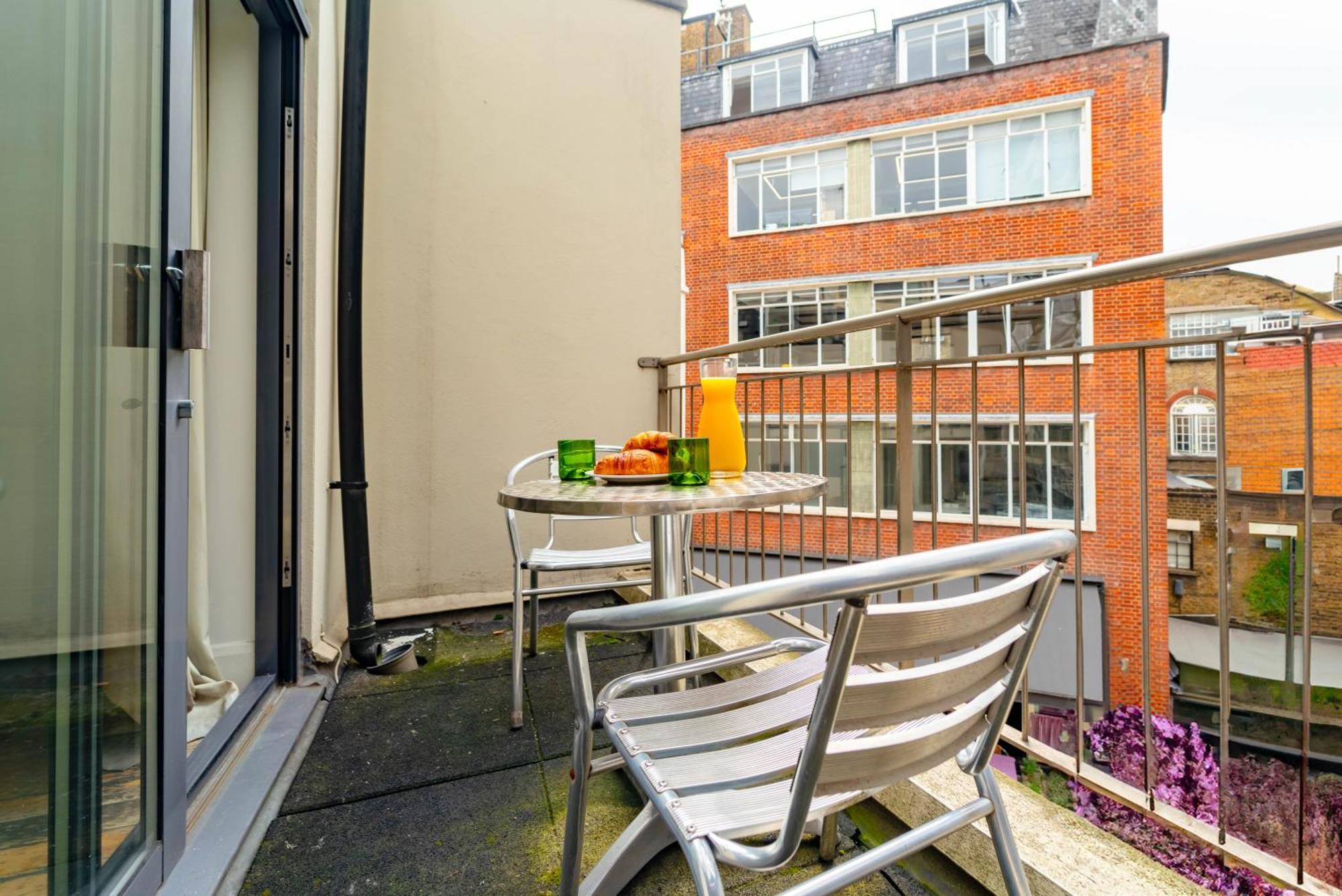 Spacious Apartment With A Balcony In Prime Location In Farringdon London Eksteriør bilde